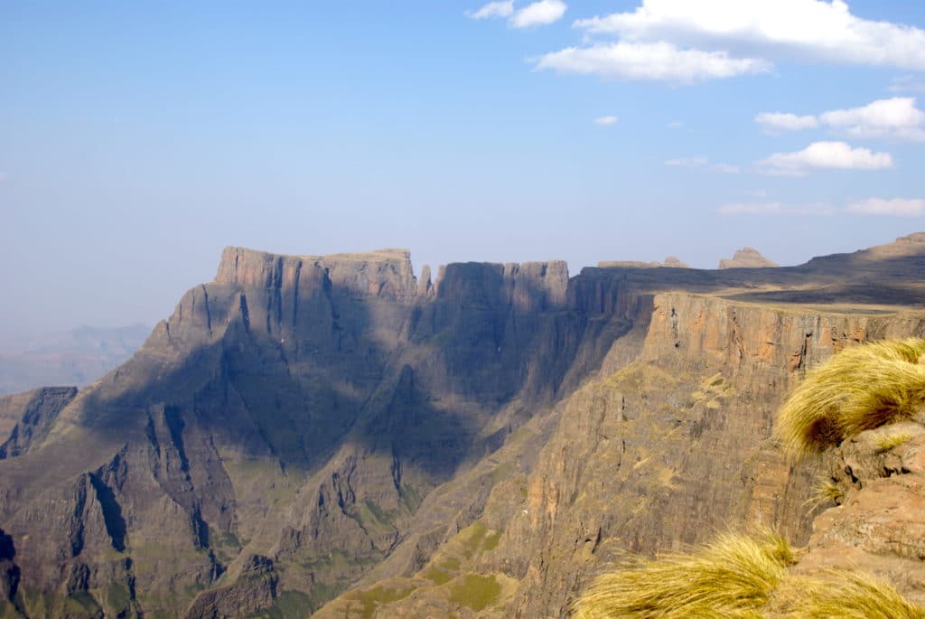 En haut de Tugela Falls, la 2ème cascade la plus haute du monde située dans le Royal Natal National Park de la chaîne des Drakensberg en Afrique du Sud.