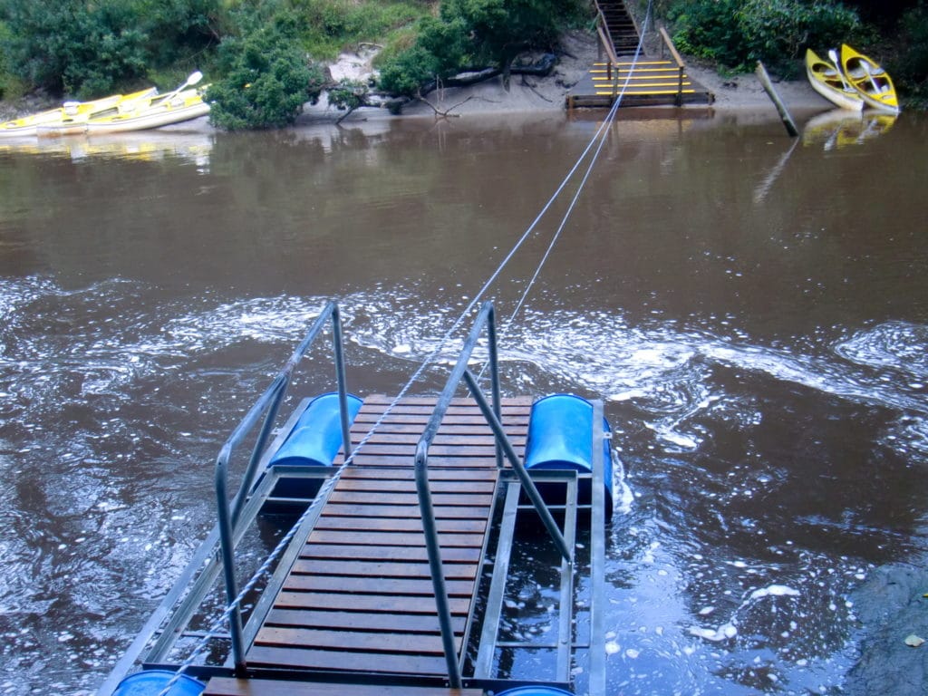 Remonter la rivière en kayak jusqu'à la cascade fait parti des meilleures activités du Wilderness sur la Garden Route 