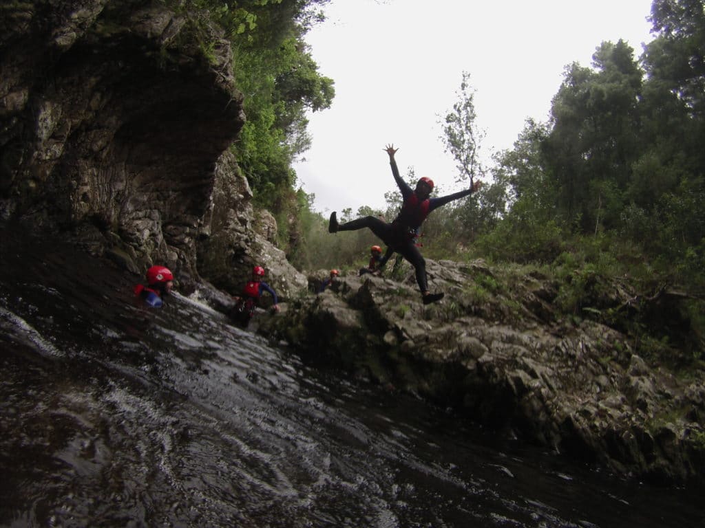 Le canyoning fait parti des meilleures activités sportives de Plettenberg Bay en Afrique du Sud