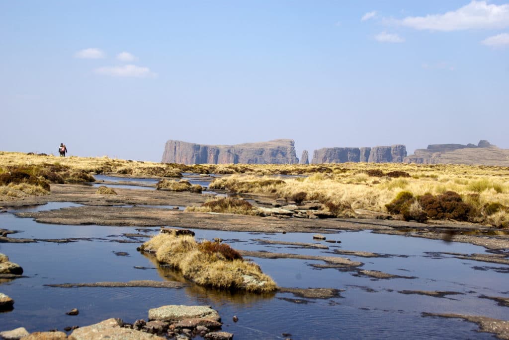 La rivière menant à Tugela Falls, la 2ème cascade la plus haute du monde située dans le Royal Natal National Park de la chaîne des Drakensberg en Afrique du Sud.